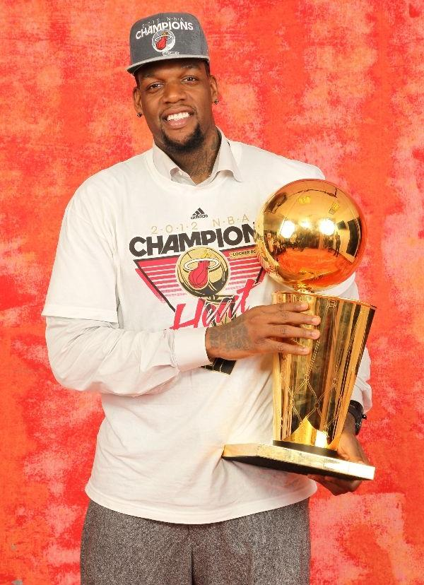 Eddy-Curry-with-Larry-OBrien-Trophy.png